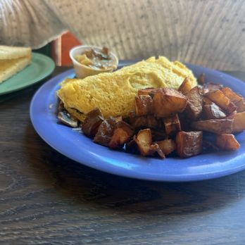 Squeeze In - Omelette w/ spinach & mushrooms & crunchy country potatoes - Breakfast & Brunch Near Me - Reno, Nevada