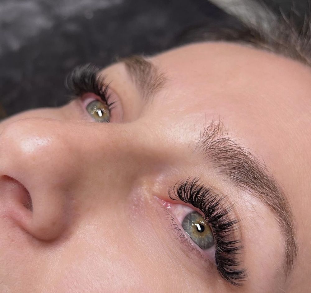 Dominika’s Lash & Esthetics Studio Logo