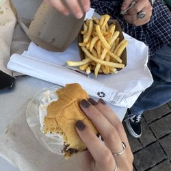 The Win-dow - CHEESEBURGER