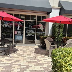 Yogurt Emporium - Outdoor seating
