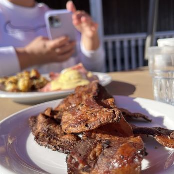 Lazy Susan Cafe - Waffles Near Me - Cannon Beach, Oregon