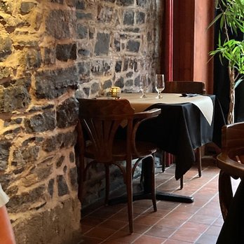 Restaurant Wong - A glimpse of the interior or the restaurant, which is a beautiful and quiet place to escape the crowds. - Cantonese Near Me - Quebec City, Quebec Restaurant Wong - A glimpse of the interior or the restaurant, which is a beautiful and quiet place to escape the crowds. - Cantonese Near Me - Quebec City, Quebec