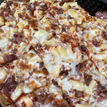 Ian & Kye’s Pizza - Hawaiian Pizza w/ bacon - Pizza Near Me - Jensen Beach, Florida