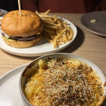 Vive Restaurant - Wagyu Burger & Mac and Cheese - Venues & Event Spaces Near Me - West Bloomfield, Michigan