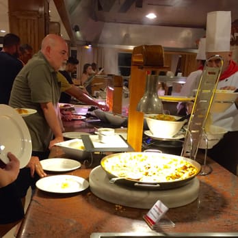 Sol La Palma - Diners line up for the hot food - Hotels Near Me - Los Llanos, TF
