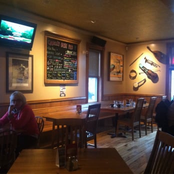 Queens Bush Pub - Comfy and colorful - Pubs Near Me - Hanover, Ontario
