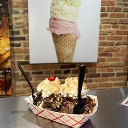Moo Moo Cows - Large Brownie Sundae - so yummy!