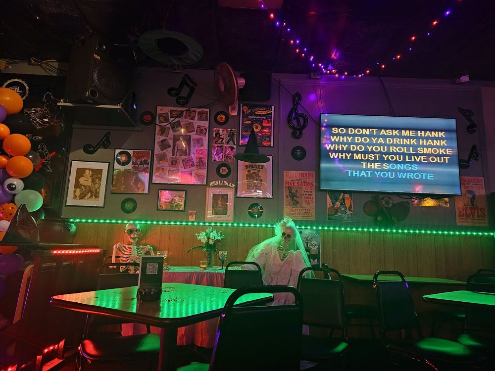 Tomfoolery Lounge Image