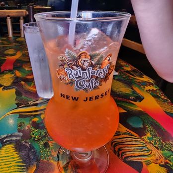 Rainforest Cafe - Strawberry Lemonade - American Near Me - Edison, New Jersey