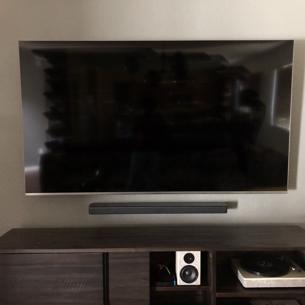 Sound bar and television