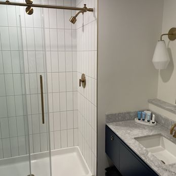 The Bradley - Bathroom room 513 - Hotels Near Me - Fort Wayne, Indiana