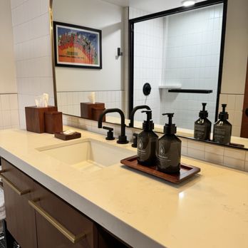 Hotel Indigo Minneapolis Downtown - Bathroom vanity - Hotels Near Me - Minneapolis, Minnesota Hotel Indigo Minneapolis Downtown - Bathroom vanity - Hotels Near Me - Minneapolis, Minnesota