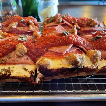 Black Cat Pizza - Banchetto di carne - Pizza Near Me - Palm Desert, California Black Cat Pizza - Banchetto di carne - Pizza Near Me - Palm Desert, California