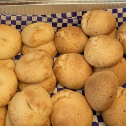 Left side : pan de queso, right side: almojábanas. Left side : pan de queso, right side: almojábanas.