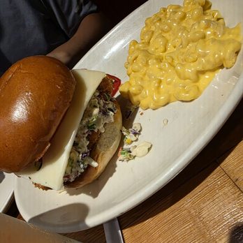 Wood Ranch Burbank - Chicken sandwich with jalapeños - American Near Me - Burbank, California Wood Ranch Burbank - Chicken sandwich with jalapeños - American Near Me - Burbank, California