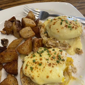The Grille at Runways - Crab Benedict - American Near Me - Hagerstown, Maryland