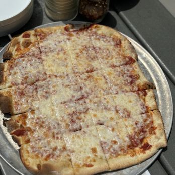 Vier North - Yummy tavern pizza! - Beer Bar Near Me - Milwaukee, Wisconsin
