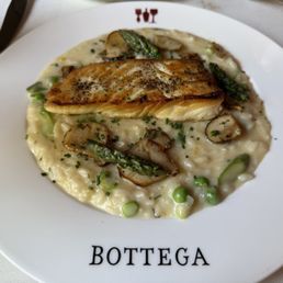 Halibut risotto with mushrooms and asparagus