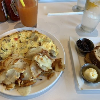 Over Easy - Paradise Valley - The Crying Pig omelette- added grilled bell peppers and tomatoes w/home fries potatoes. - Breakfast & Brunch Near Me - Phoenix, Arizona Over Easy - Paradise Valley - The Crying Pig omelette- added grilled bell peppers and tomatoes w/home fries potatoes. - Breakfast & Brunch Near Me - Phoenix, Arizona