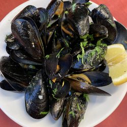 Trattoria Lillicu - Fresh mussels. Sprinkle a bit of that fresh lemon.
