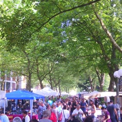 altonale Antik- und Flohmarkt - Blick von der Kreuzung am Altonaer Rathaus in Richtung Bahnhof Altona