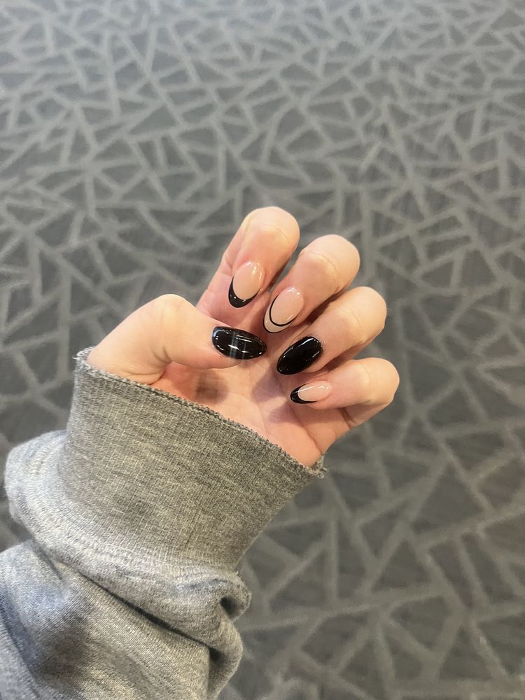 Classic Nails And Day Spa Logo