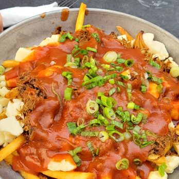 Au Pavillon Noir - Bbq beef poutine - Burgers Near Me - La Baie, Quebec Au Pavillon Noir - Bbq beef poutine - Burgers Near Me - La Baie, Quebec
