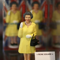 Goodson - La reine solaire : elle agite la main avec l'énergie solaire. Sun save the Queen.