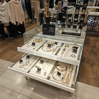 White House Black Market - Necklace and jewelry - Women's Clothing Near Me - Valencia, California White House Black Market - Necklace and jewelry - Women's Clothing Near Me - Valencia, California