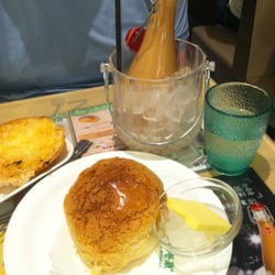 翠華Concept - $24 champagne-style milk tea and $11 Pineapple bun with cold butter