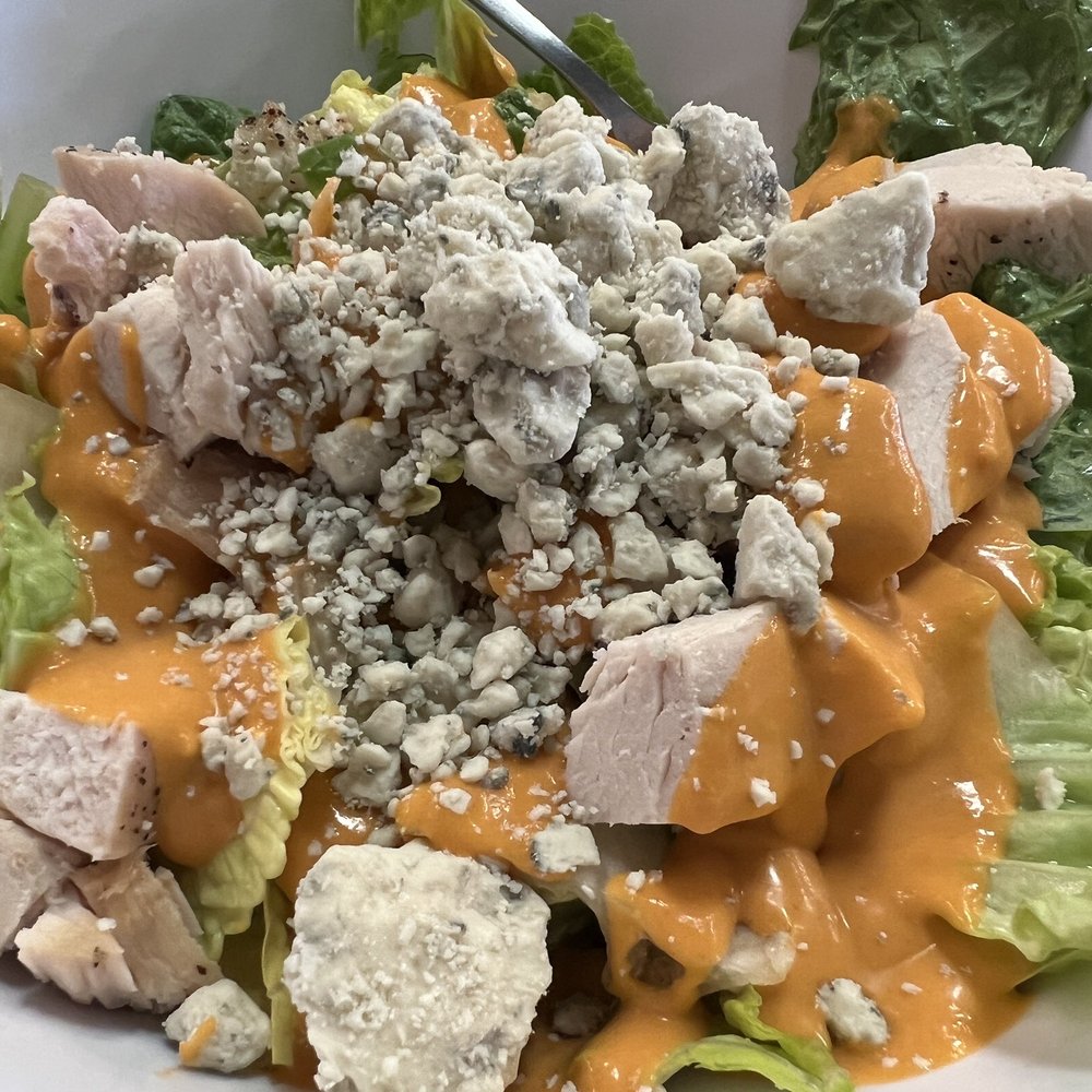 Hooby’s Brewing - Buffalo chicken salad - Breweries Near Me - Winters, California