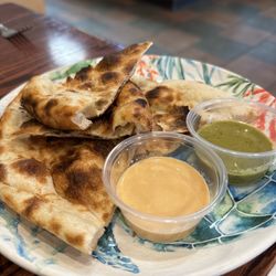 Baba Ganoush Mediterranean Grill - Naan given with platter