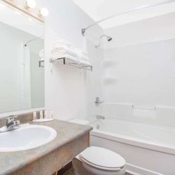 Super 8 by Wyndham Kenora - Guest room bath