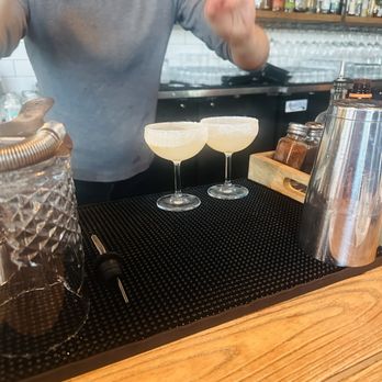 Zinqué - Tom making drinks - French Near Me - Los Angeles, California Zinqué - Tom making drinks - French Near Me - Los Angeles, California