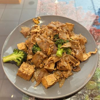 BNK Thai & Sushi - Chicken and tofu pad thai - Japanese Near Me - Elmhurst, Illinois BNK Thai & Sushi - Chicken and tofu pad thai - Japanese Near Me - Elmhurst, Illinois