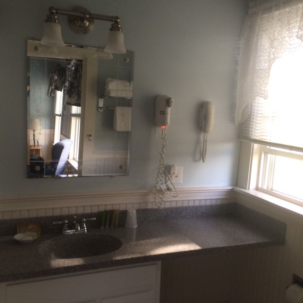 Sebasco Harbor Resort - Bathroom rm 206 - Resorts Near Me - Sebasco Estates, Maine Sebasco Harbor Resort - Bathroom rm 206 - Resorts Near Me - Sebasco Estates, Maine