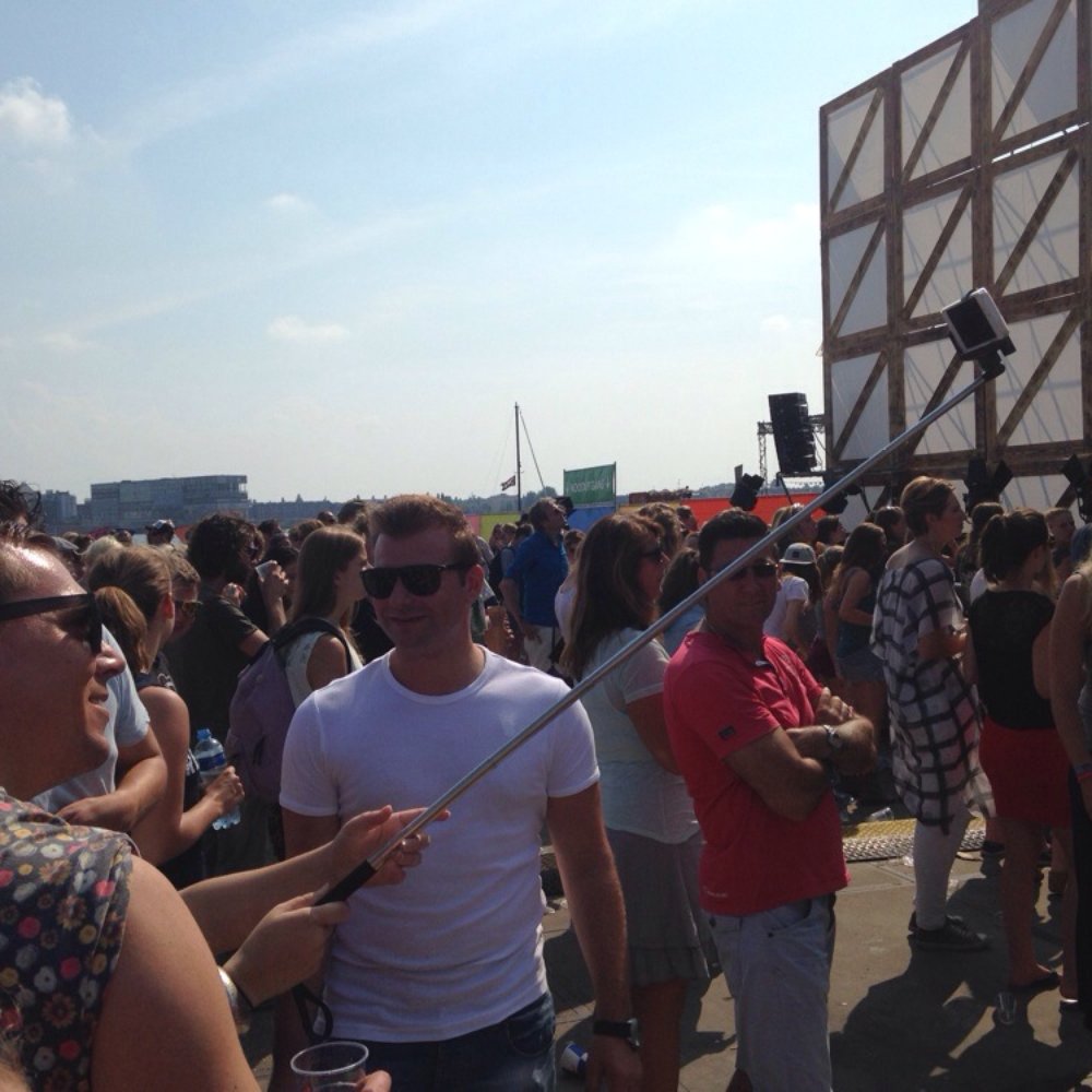 Damaris - Festival accessory 2014: selfie-stick for iPhone - Festivals Near Me - Amsterdam, New Hampshire