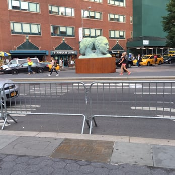 Union Square - Brown stand ruins the whole beautiful thing.. - Parks Near Me - New York, New York