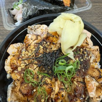 Mama Kim’s - Seared salmon bowl, hamachi roll, spicy ahi roll - Poke Near Me - Honolulu, Hawaii Mama Kim’s - Seared salmon bowl, hamachi roll, spicy ahi roll - Poke Near Me - Honolulu, Hawaii