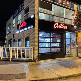 Grillies - From the street right off the sidewalk looking at the restaurant and its patio. Oct 2021 - Mexican Near Me - Toronto, Ontario Grillies - From the street right off the sidewalk looking at the restaurant and its patio. Oct 2021 - Mexican Near Me - Toronto, Ontario