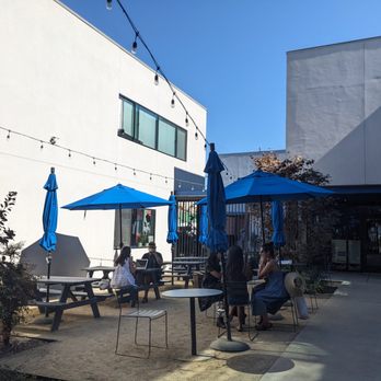 Coffee Cultures Alameda - Outdoor patio and seating in the back - Coffee & Tea Near Me - Alameda, California