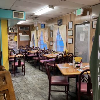 Harriette's Restaurant - Inside - Breakfast & Brunch Near Me - Key Largo, Florida