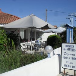 La Pergola - Devanture du restaurant a deux pas du parking.