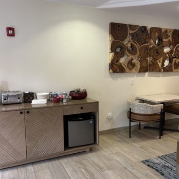 El Colibri Hotel & Spa - Breakfast area - Hotels Near Me - Cambria, California El Colibri Hotel & Spa - Breakfast area - Hotels Near Me - Cambria, California