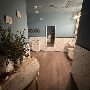 Eunice - Bathroom - Cajun/Creole Near Me - Houston, Texas Eunice - Bathroom - Cajun/Creole Near Me - Houston, Texas