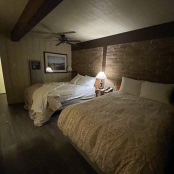 El Pueblo Inn - Dark bedrooms have not been remodeled - Hotels Near Me - Sonoma, California El Pueblo Inn - Dark bedrooms have not been remodeled - Hotels Near Me - Sonoma, California