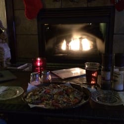 Olde Suffolk Ale House - Everything pizza, beer, and a warm fire.