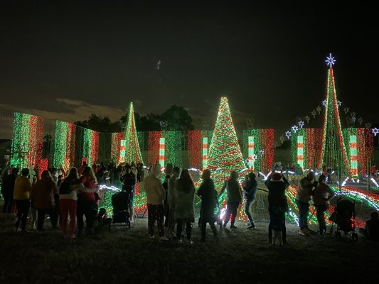 CHRISTMAS LIGHTS IN THE ACRES - Updated November 2024 - 28 Photos & 12