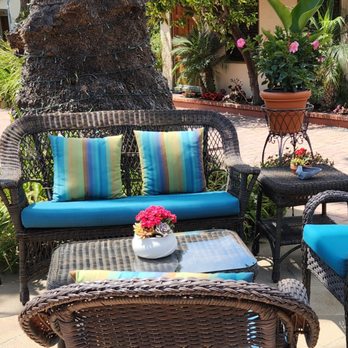 Harbor House Inn - Cozy places to sit in the courtyard. - Hotels Near Me - Santa Barbara, California Harbor House Inn - Cozy places to sit in the courtyard. - Hotels Near Me - Santa Barbara, California