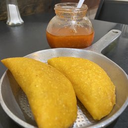 Carne y pollo empanada Carne y pollo empanada